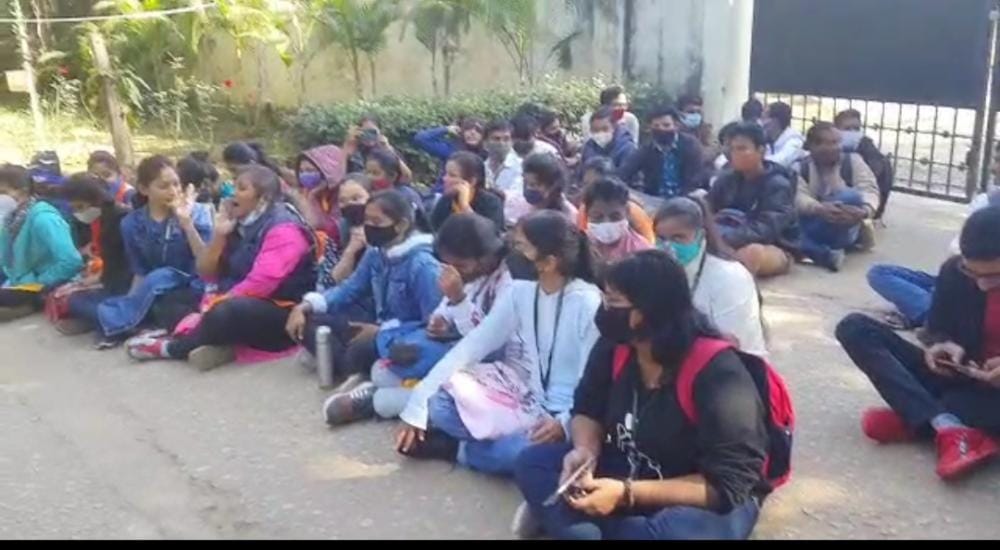 सीयूजे में छात्रों का धरणा प्रदर्शन , ट्रांसपोर्ट व्यवस्था को बताया ध्वस्त
