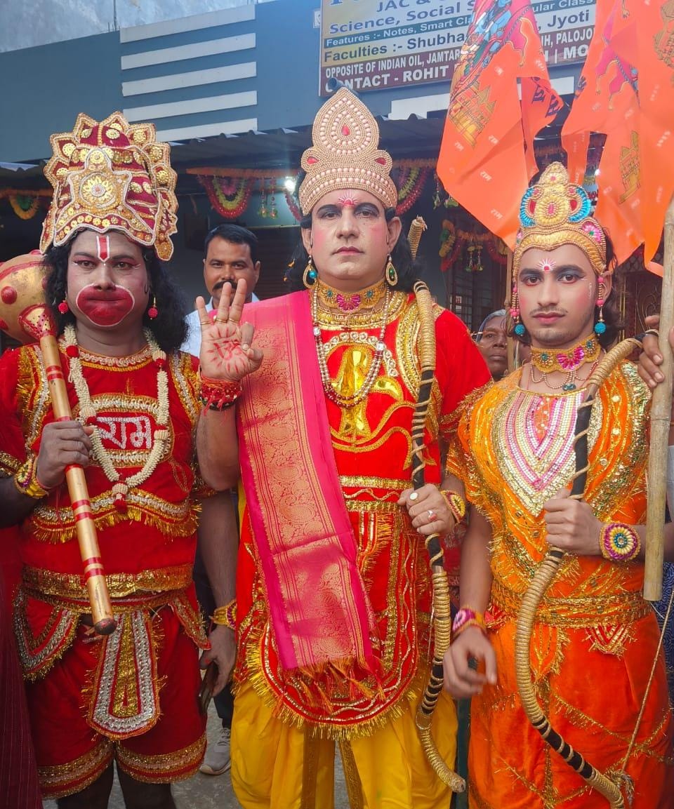 देवघर: यह दशहरा रहा ऐतिहासिक, पहली बार स्थानीय विधायक रणधीर सिंह के राम रूप में निकली पालाजोरी में रथ यात्रा