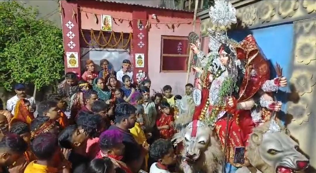 अररिया: बेटी की तरह की गई मां की नम आंखों से विदाई, पढें क्यों कंधे होती हैं यहां माता की विदाई