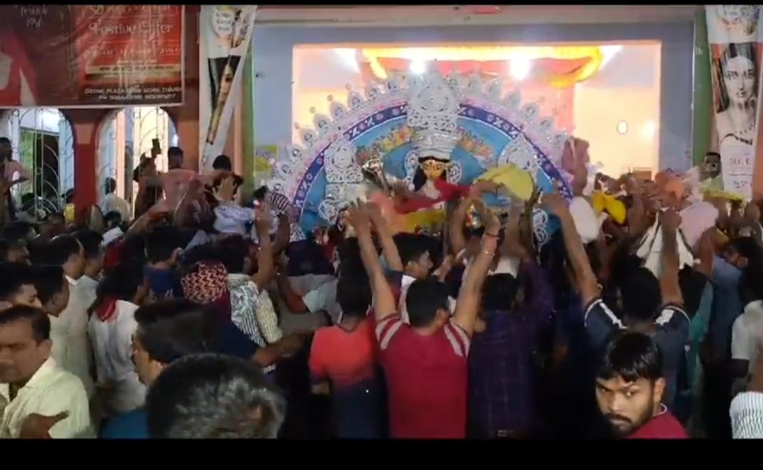 DHANBAD: जय दुर्गे, जय दुर्गे का जयकारा और युवाओं के कंधे पर मां की प्रतिमा, वर्षों से कायम है यह अनूठी परंपरा