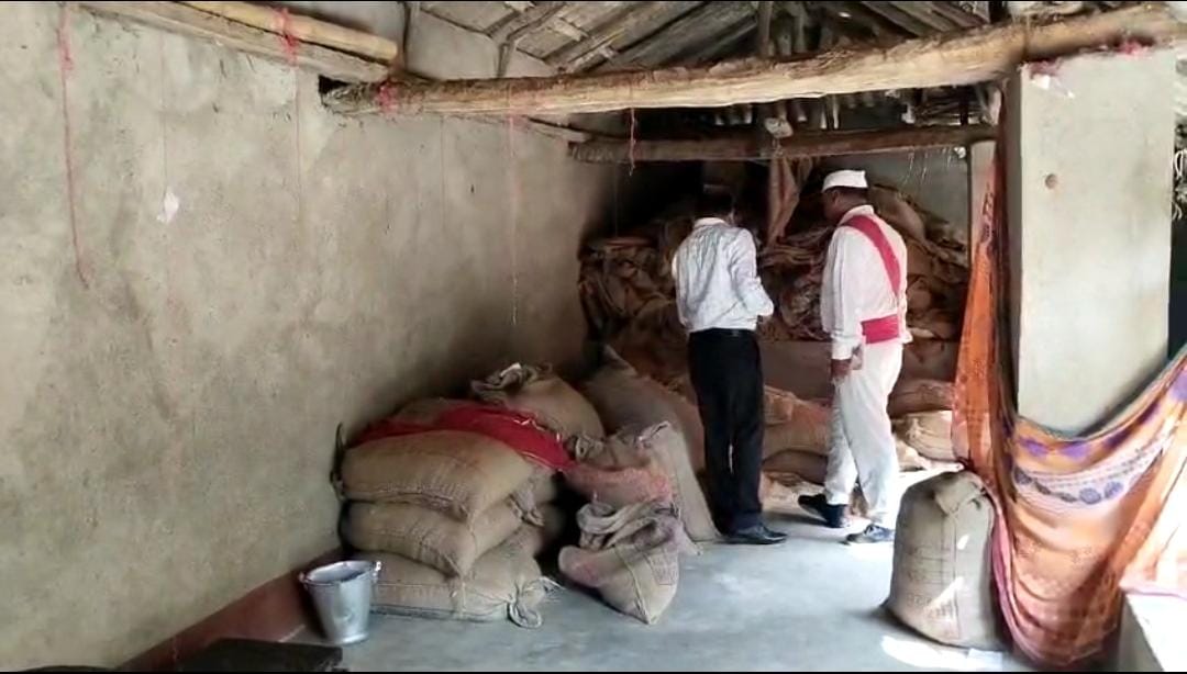 शिकारीपाड़ा प्रखंड पहुंचे डीसी ए दोड्डे, जन वितरण प्रणाली जाना हाल-चाल