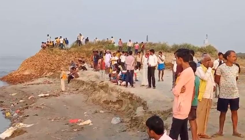 मूर्ति विसर्जन के दौरान तीन बच्चे गंगा नदी में डूबे, दो बच्चों ने खोया संतुलन तीसरा बचाने में डूबा