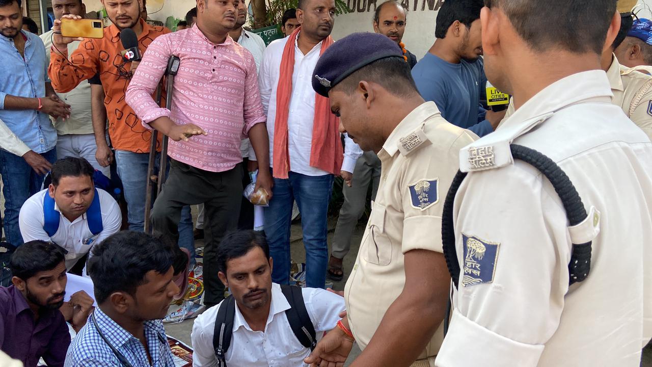 दिव्यांग अभ्यर्थियों ने बीपीएससी दफ्तर के बाहर दिया धरना, रिजल्ट में धांधली है वजह, जानिए पूरा मामला 