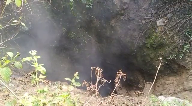 तेज आवाज के साथ फट गई जमीन, निकल रही हैं जहरीली गैस, दहशत में लोग