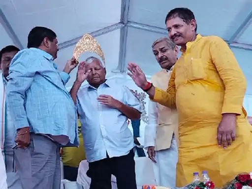 आज भी कायम है लालू का जलबा, कांग्रेस कार्यालय सदाकत आश्रम में सोने का मुकुट पहनाकर किया गया जोरदार स्वागत