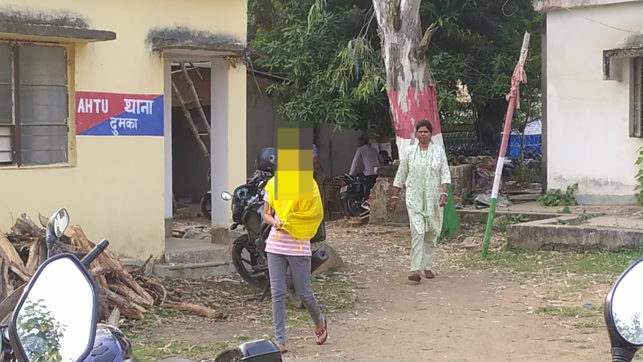 दुमका: ज्वेलरी शॉप संचालक के भाई ने युवती के साथ किया दुष्कर्म, आरोपी की गिरफ्तारी नहीं होने पर ABVP के सदस्यों ने आंदोलन की दी चेतावनी