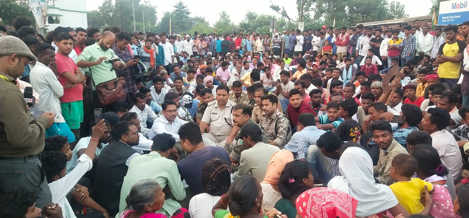 दुमका: तूल पकड़ने लगा आदिवासी छात्र की हत्या का मामला, आदिवासी समाज चक्का जाम कर मुआवजा और नौकरी की कर रहे मांग