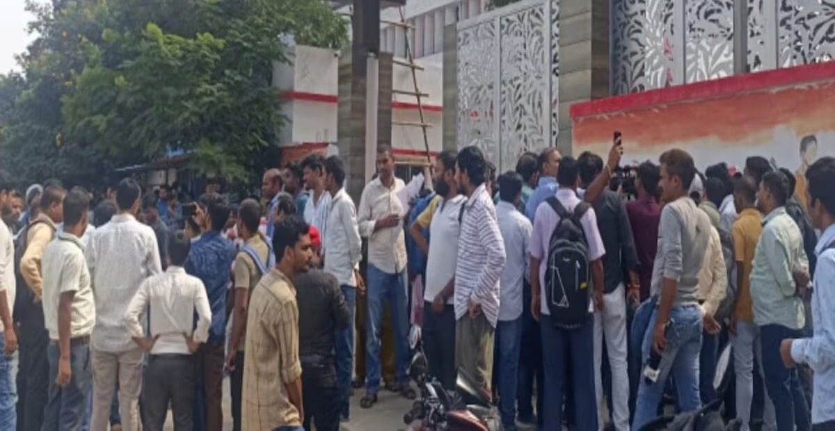 बिहार में नौकरी घोटाले को लेकर शिक्षकों का प्रदर्शन, वहीं दूसरी तरफ बिहार सरकार मेगा इवेंट का कर रही आयोजन 