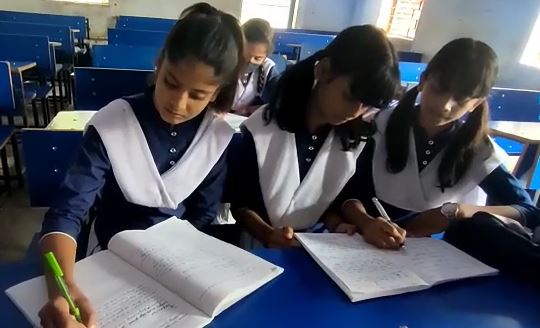 बिना टॉयलेट का है चतरा का यह गर्ल्स स्कूल, डर के साए में पढ़ती बेटियां