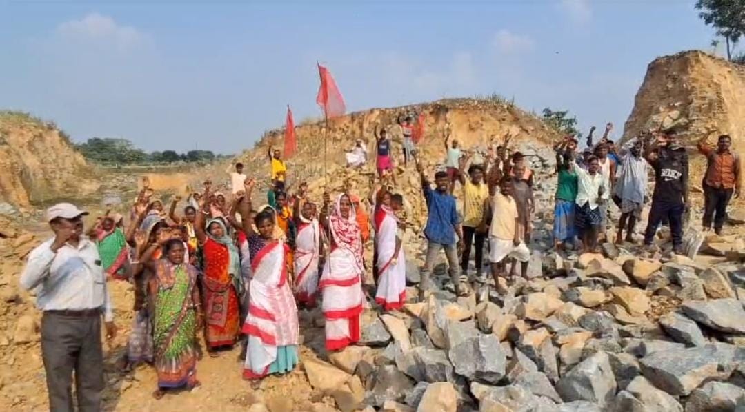 जमशेदपुर:खनन के खिलाफ सड़क पर उतरे ग्रामीण, झंडा गाड़कर किया प्रदर्शन