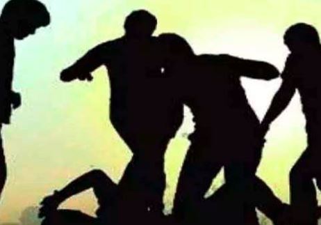 लातेहार में मुखिया से हथियार के बल पर लूटपाट, लाठी-डंडे औऱ कुदाल से मारने का आरोप  