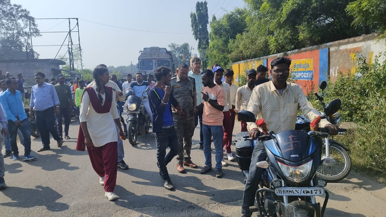 बोकारो:नशे में धुत मनचलों को छेड़खानी करना पड़ा महंगा, जमकर हुई पिटाई 