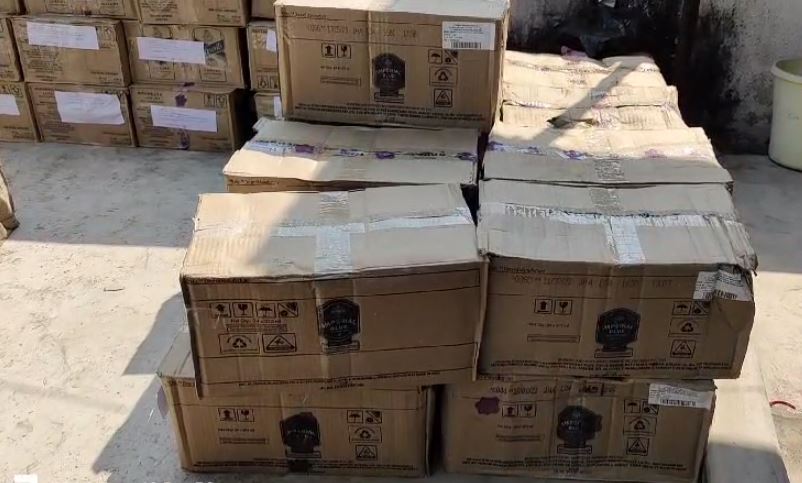 चतरा: सब्जी की आड़ में हो रही थी शराब तस्करी, पुलिस ने विभिन्न कंपनियों के नकली अंग्रेजी शराब किया बरामद