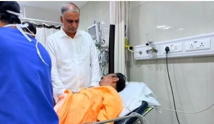 तेलंगाना में चुनाव प्रचार के दौरान सांसद पर चाकू से हमला, हमलावार को भीड़ ने की पिटाई