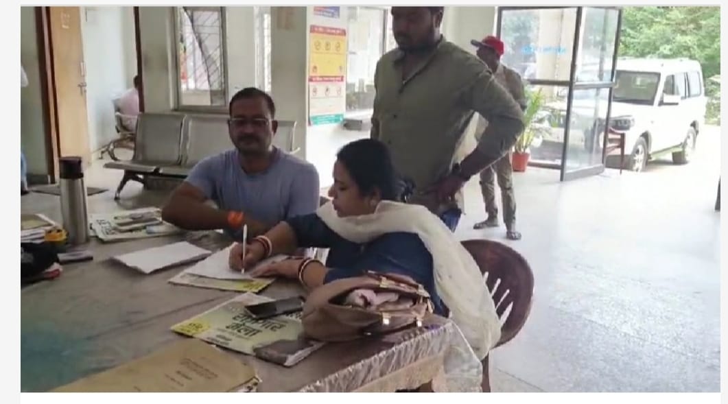 DHANBAD: कांग्रेस नेता रणविजय सिंह के बेटे ने चमकाये हथियार, जानिए किसे दी धमकी 