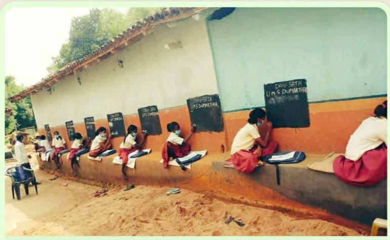 दुमका के शिक्षक की ब्लैकबोर्ड हो गई चोरी, मुख्यमंत्री से डॉ सपन ने लगाई गुहार, जानिए पूरा मामला