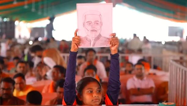 पीएम मोदी की तस्वीर बना लहरा रही थी बच्ची, प्रधानमंत्री मोदी ने कहा –“अपना पता लिख दो, मैं तुम्हें चिट्ठी लिखूंगा