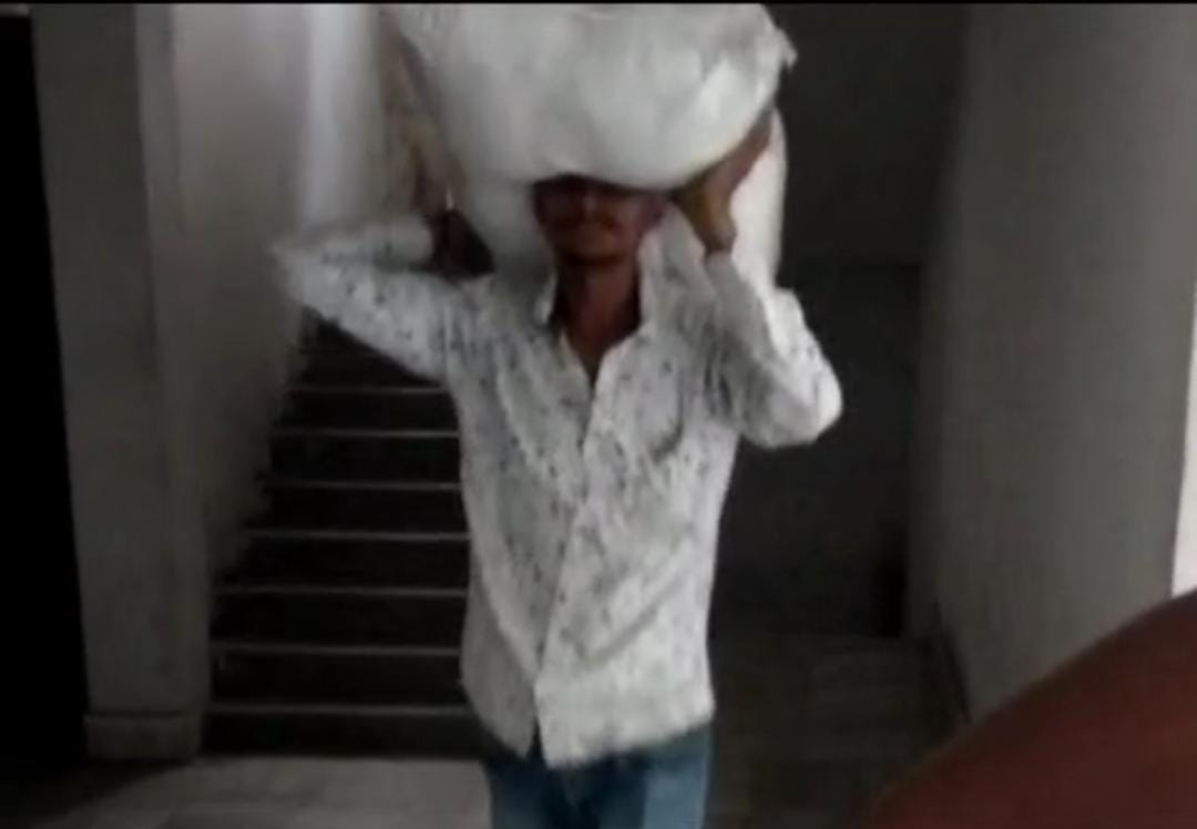 बिहार:बच्चों की पुस्तक के साथ अब किसानों की बीज भी गटक रहे है बिचौलिये! इस जिले से चना बीज कालाबाजारी करते किसान सलाहकार का वीडियो वायरल   