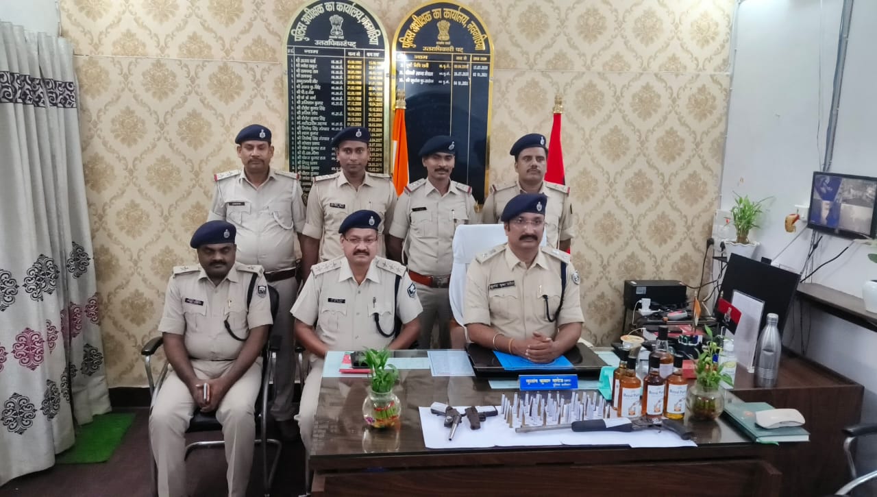 भागलपुर: अवैध हथियार और शराब तस्करी का पर्दाफाश, पुलिस ने दो सगे भाईयों को किया गिरफ्तार