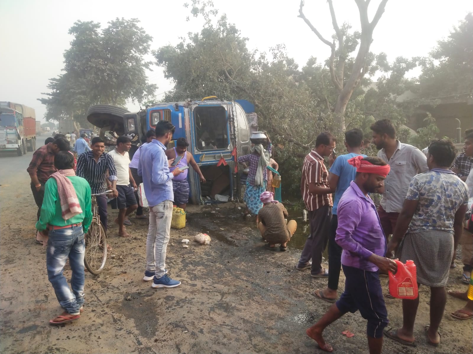 दुमका: कैमिकल से भरी टैंकर पलटी, खाद्य पदार्थ समझकर लोग भरने लगे बाल्टी