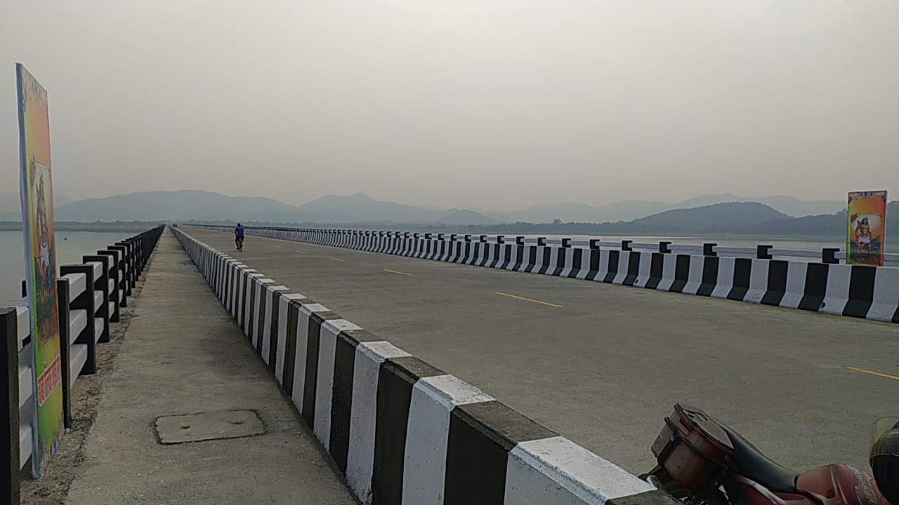 दुमका: राज्य के सबसे लंबे पुल पर नहीं थम रहा विवाद, पढ़ें रात के अंधेरे में किसने लगाया बाबा तिलका मांझी सेतु नाम का बैनर 