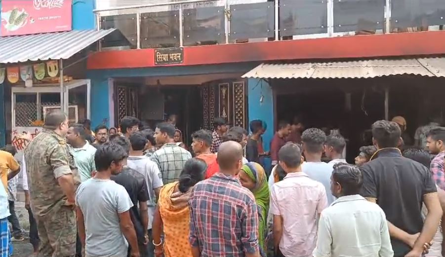 दुमका के मिठाई दुकान में एलपीजी सिलेंडर से लगी आग, लाखों का नुकसान 