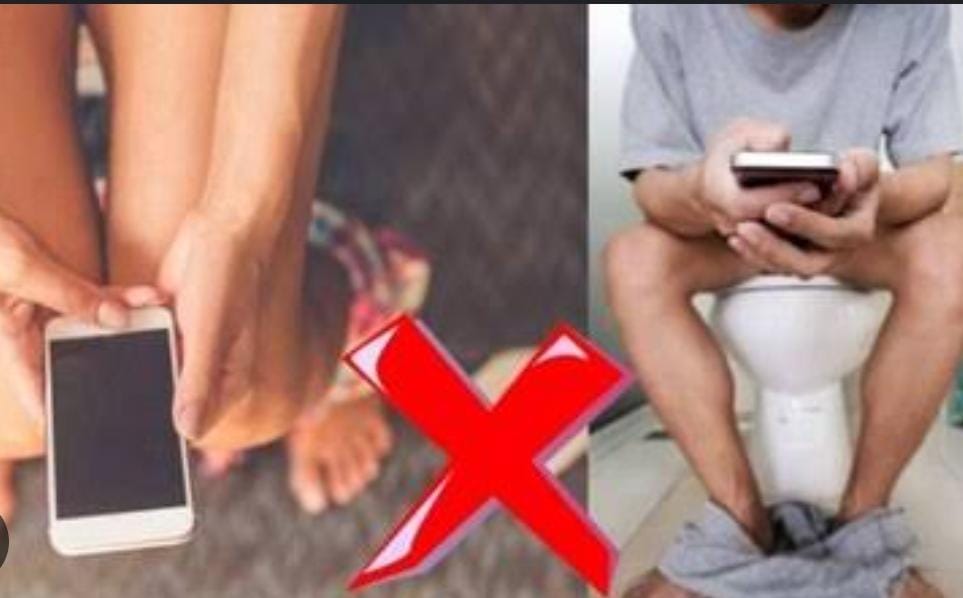 क्या आप भी बाथरुम में करते हैं फोन का इस्तेमाल, तो हो जायें सावधान, हो सकती है ये गंभीर बीमारियां