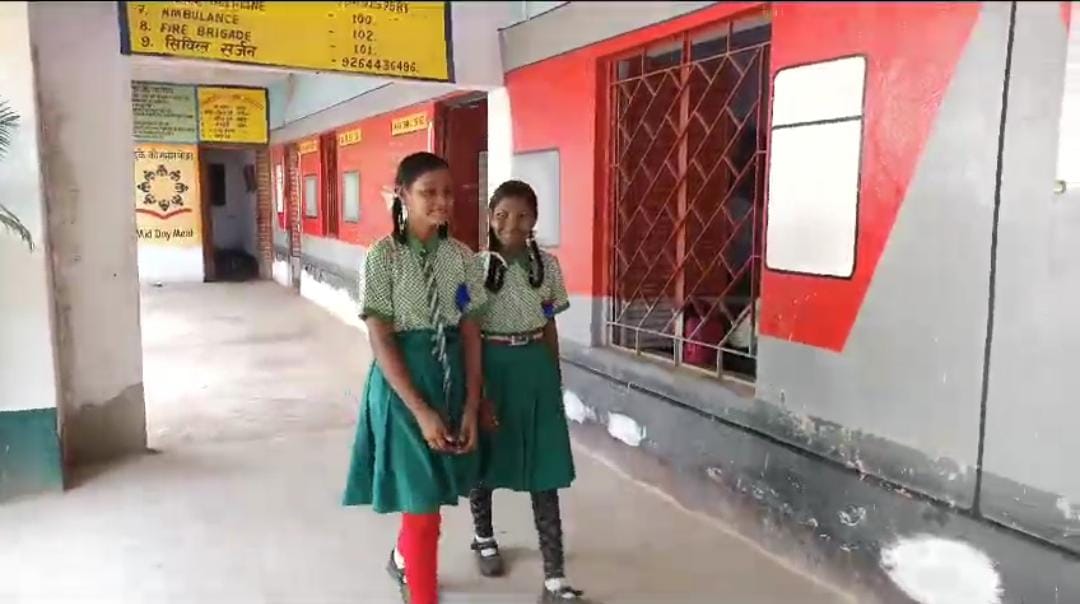 दुमका में शिक्षा व्यवस्था का हाल बेहाल, पढ़ाई में जैसे-तैसे, यूनिफार्म देने में पीछे