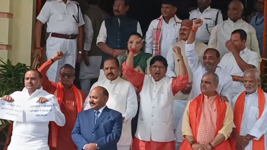 शीतकालीन सत्र : सदन की कार्यवाही शुरू होने से पहले ही विधान परिषद के बाहर बीजेपी का जोरदार हंगामा,मुख्यमंत्री नीतीश कुमार से की इस्तीफे की मांग