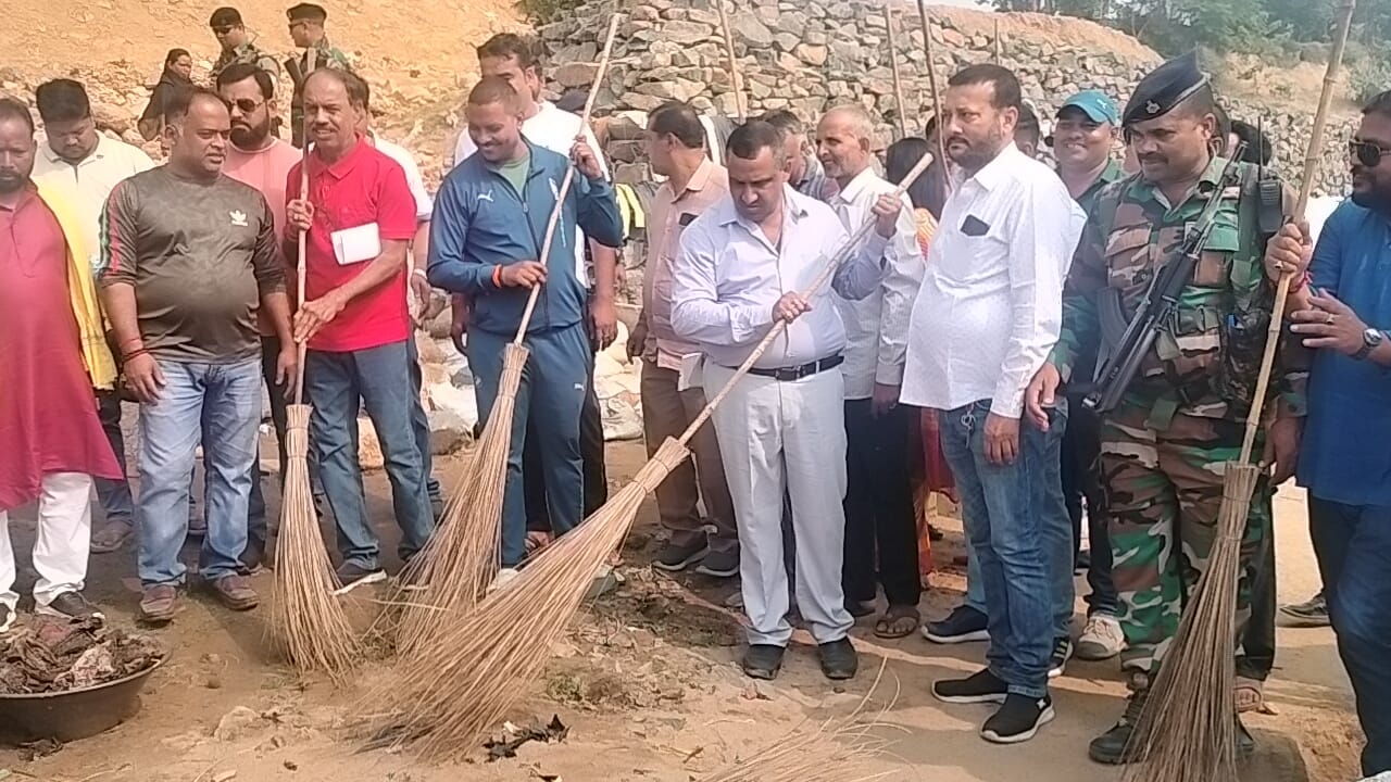 Chhath puja2023:मंत्री बन्ना गुप्ता ने छठ घाट की सफाई की, अधिकारियों को दिया ये जरुरी दिशा-निर्देश