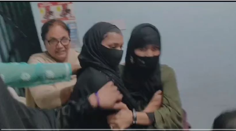 जब दो बहनों को आपस में हुआ प्यार तो सुरक्षा की गुहार लगाने पहुंची थाना, जानिए फिर क्या हुआ