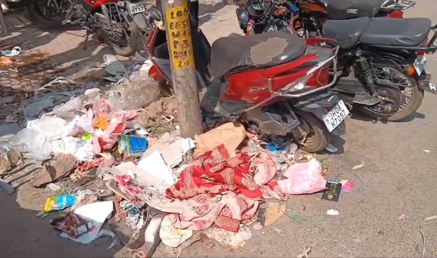 लोहरदगा: दीपावली और छठ पर्व के पहले नगर परिषद सुस्त, सड़कों पर फैली गंदगी कैसे होगी साफ