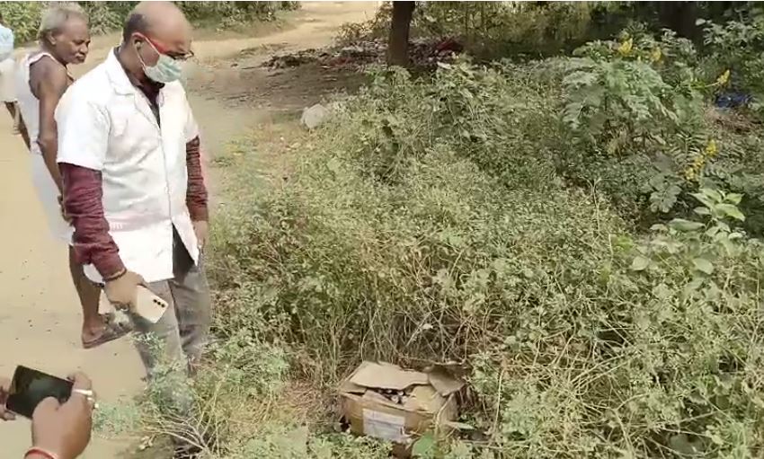 दुमका में झाड़ियों में मिली एक्सपायरी दवाइयां, जांच में जुटा विभाग
