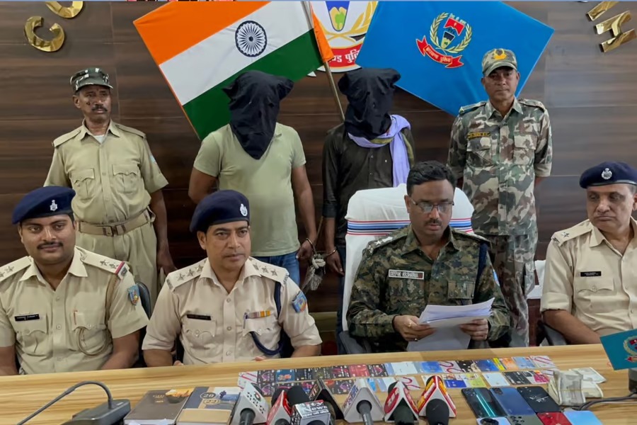 गिरिडीह में दो साइबर अपराधी गिरफ्तार, 56 हजार रुपये कैश के साथ कई समान बरामद