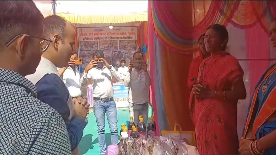 गुमला:दीपावली मेले में सजी महिलाओं के हाथों बने सामानों की दुकान, जानें कैसे इनके हुनर को मिल रही है पहचान