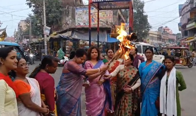 दुमका : नीतीश कुमार के जनसंख्या नियंत्रण के बयान पर नहीं थम रहा विवाद, महिला मोर्चा ने फूंका पुतला