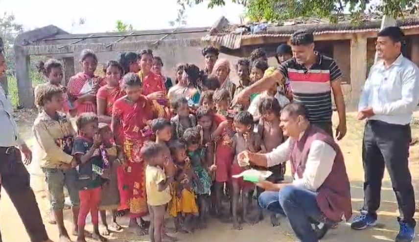 विलुप्त सबर जनजाति के साथ मनाई गई खुशियों की दीपावली , जल पुरूष राजकुमार सिंह ने उनकी जिंदगी में लाई रौशनी