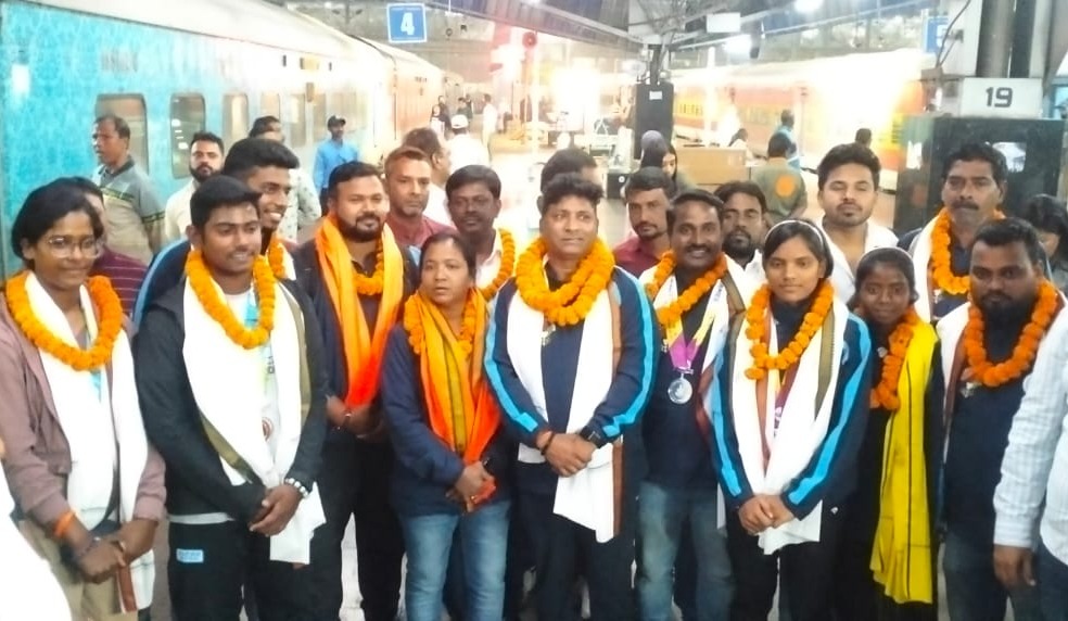 गोवा राष्ट्रीय खेल में जमशेदपुर के खिलाड़ियों ने लहराया परचम, रेलवे स्टेशन पर ढोल एवं नगाड़े के साथ हुआ ज़ोरदार स्वागत