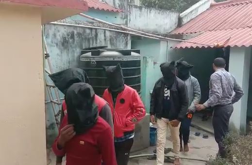 KYC अपडेट करने के नाम पर करते थे ठगी, कई सिम, मोबाइल और एटीएम कार्ड के साथ धराए