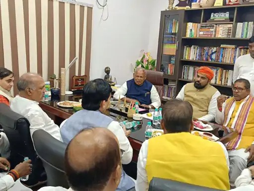 Big breaking-कल सीएम नीतीश से वाक युद्ध के बाद आज धरने पर बैठे जीतन राम मांझी, दलितों को अपमानित करने का आरोप