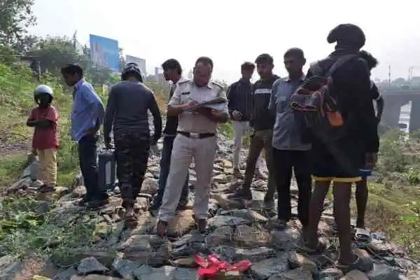 जमशेदपुर: पेड़ से लटका मिला अधेड़ का शव, हत्या या आत्महत्या जांच में जुटी पुलिस