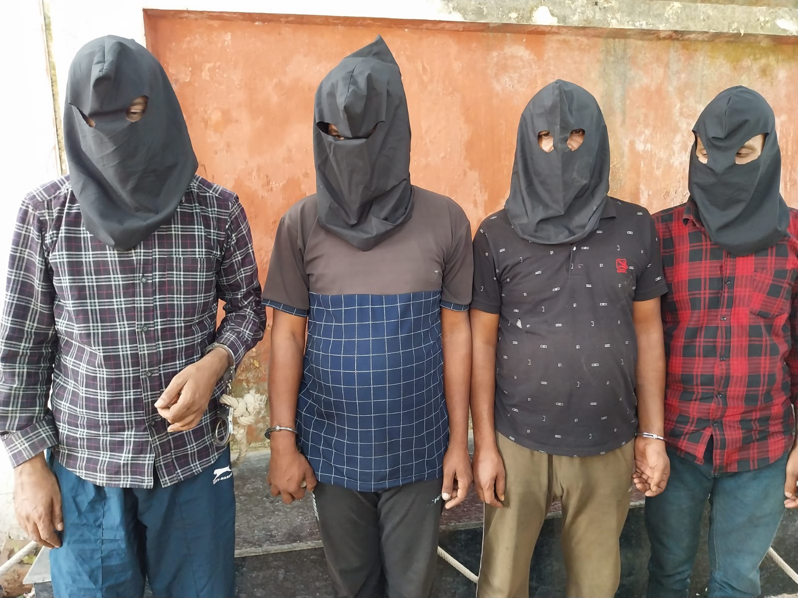 दुमका पुलिस ने चोर गिरोह का खुलासा करते हुए  6 चोरों को किया गिरफ्तार, 6 चार पहिया वाहन और एक टोटो किया जब्त   