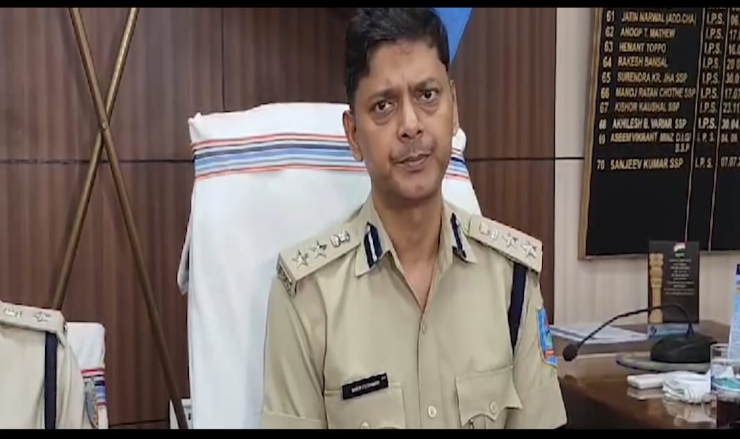 धनबाद में हथियार के साथ दो गिरफ्तार, मैगज़ीन और बुलेट बरामद 