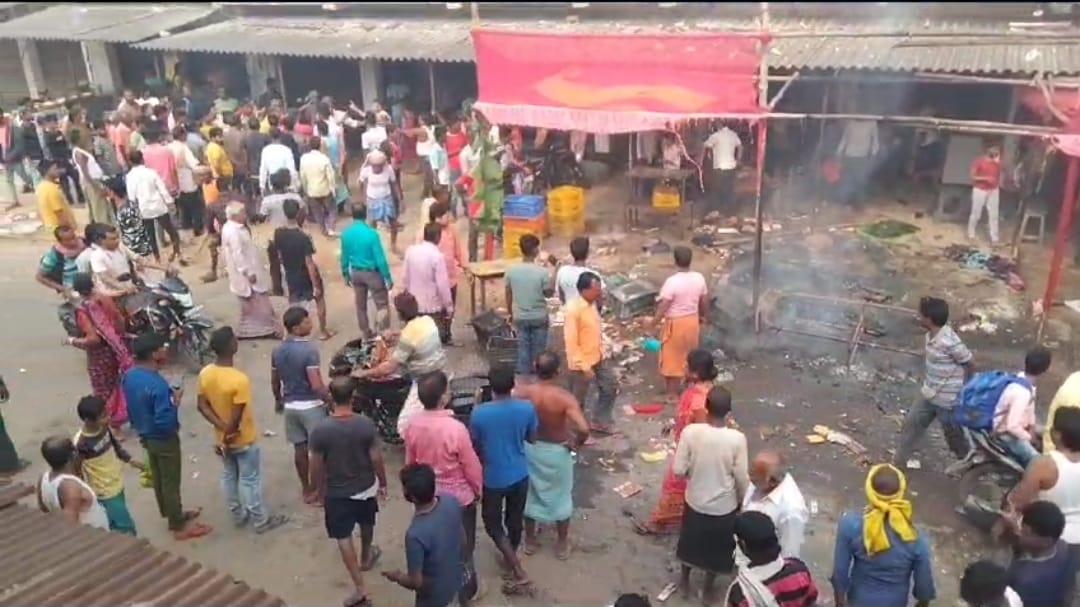 धनबाद की टुंडी के पटाखा बाजार में लगी आग, जलने से बचा इलाका