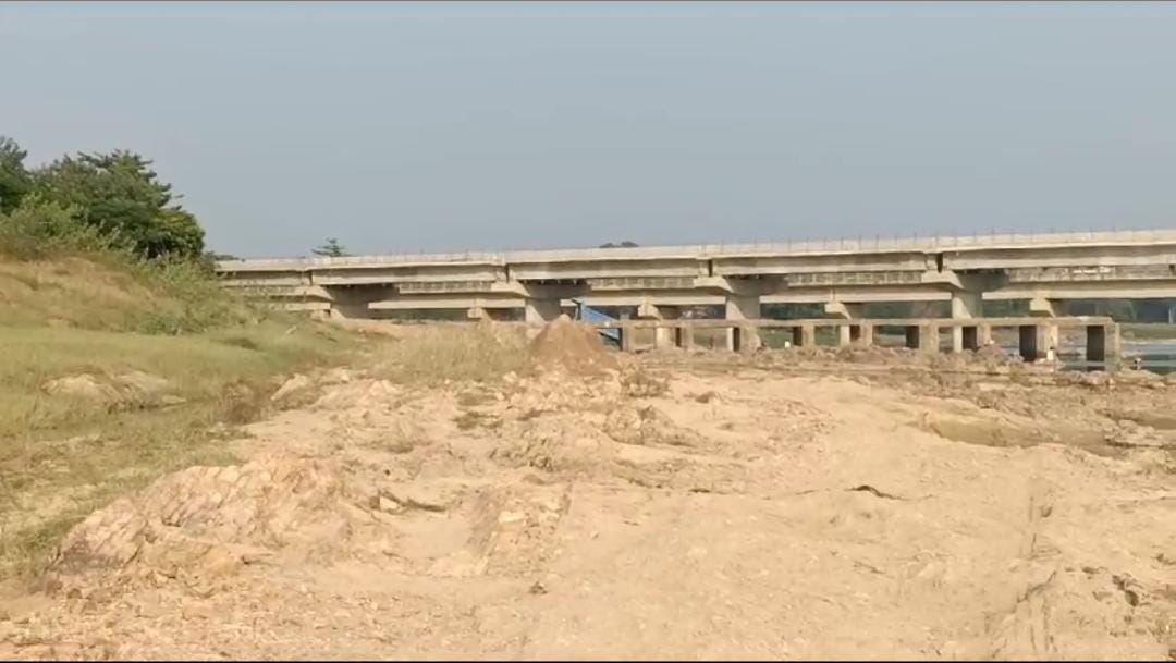 गुमला:छठ घाटों की सफाई को लेकर प्रशासन उदासीन, लोगों ने खुद से शुरु की सफाई, पढ़ें क्या कहते हैं स्थानीय लोग   