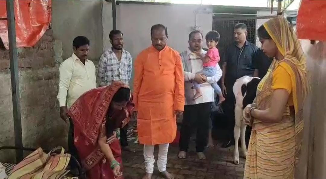 जमशेदपुर: ओडिशा के राज्यपाल रघुवर दास ने की गाय की पूजा, राज्यवासियों को दी गोबर्धन और सोहराय पर्व की शुभकामनाएं