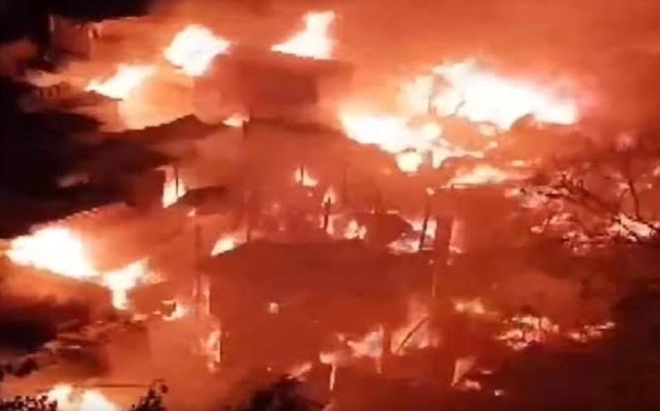 चाईबासा: देर रात मंगलाहाट में लगी आग, दर्जनों दुकानों जलकर राख, पढ़ें कितने का हुआ नुकसान