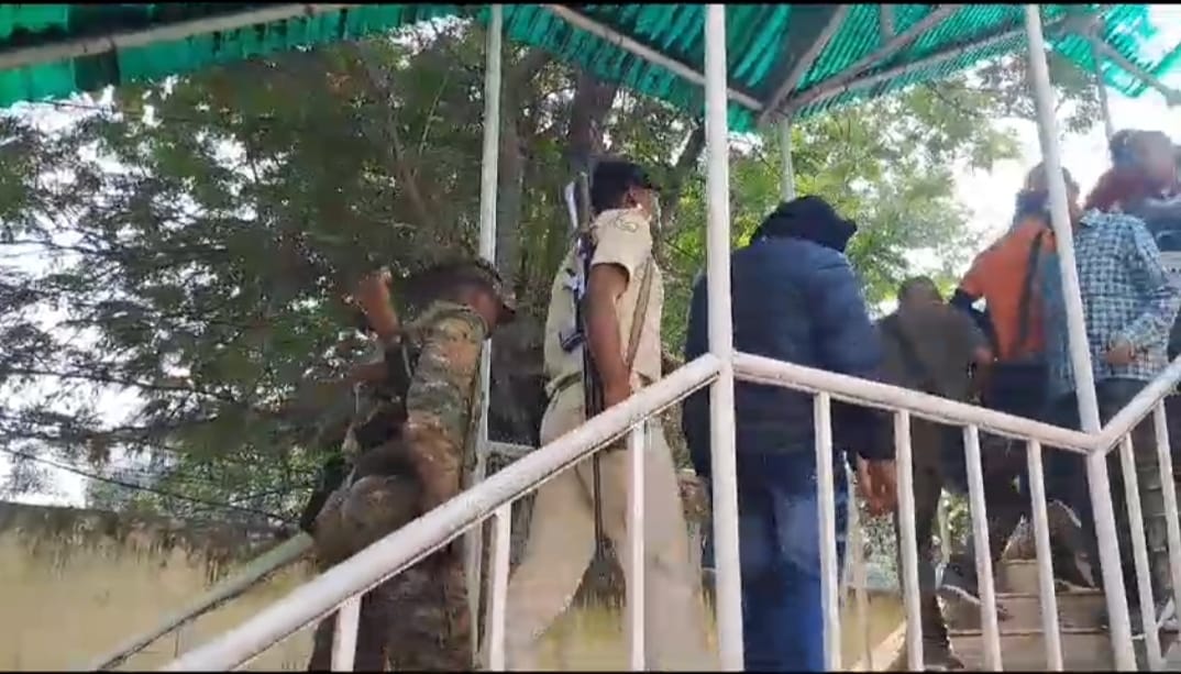 पढ़िए -यह शातिर "फंड मैनेजर" कैसे रंगदारी का पैसा पहुंचाता था प्रिंस खान को