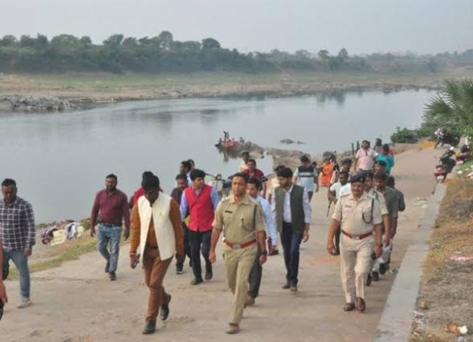 जमशेदपुर: छठ घाटों का निरीक्षण करने पहुंचे डीसी मंजूनाथ भजंत्री और एसएसपी किशोर कौशल, पढ़ें क्या दिया निर्देश