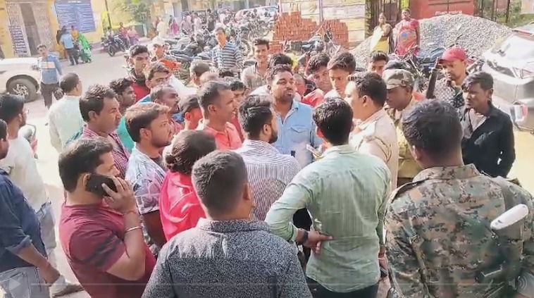 सड़क दुर्घटना में मिठाई दुकानदार की मौत, आक्रोशित परिजनों ने सदर अस्पताल में जमकर किया हंगामा